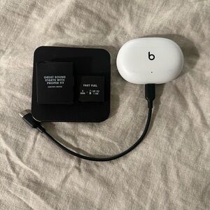 BEATS BY DRE: White Studio Buds Wireless Earphones